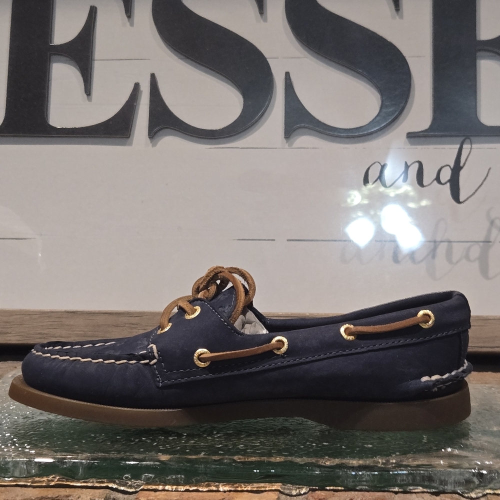 Sperry Blue and Tan Boat Wmn 5.5 - Picture 3 of 9